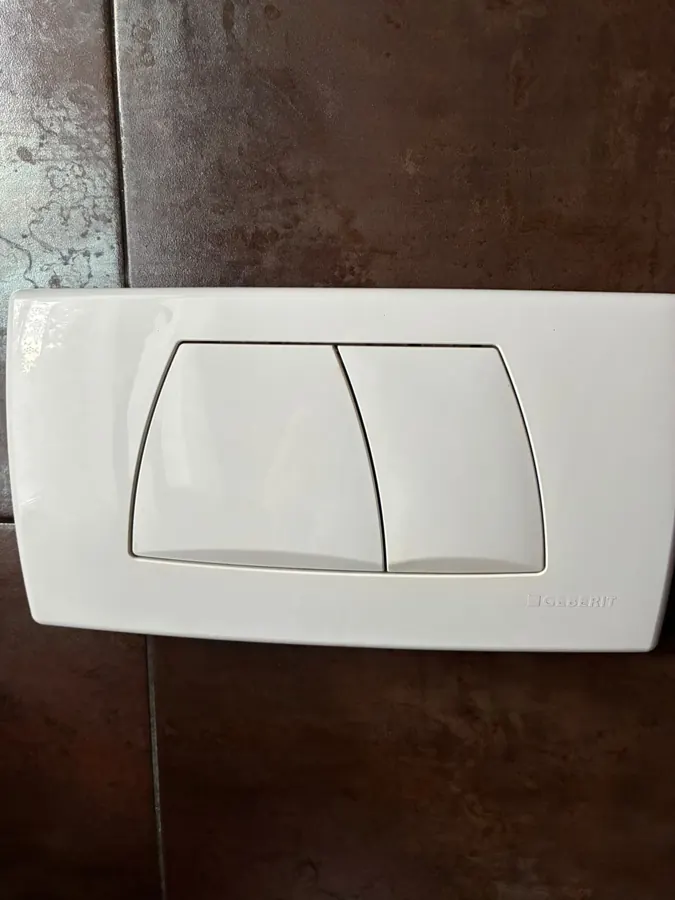 Placca Geberit a doppio tasto di una cassetta WC a incasso