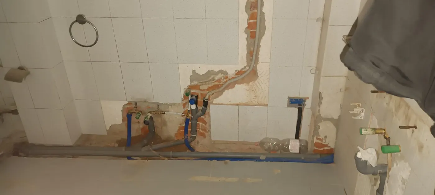 Tubazioni di scarico e di adduzione nuove durante un intervento in bagno